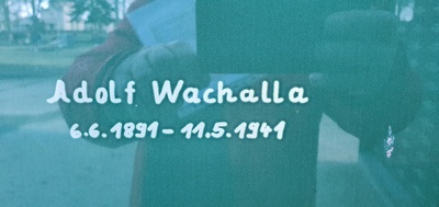 Schriftzug Adolf Wachalla